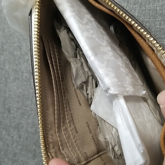 Michael Kors MD Chain Pochette in Vanilla Signature with Gold Stars - Picture 8 of 14